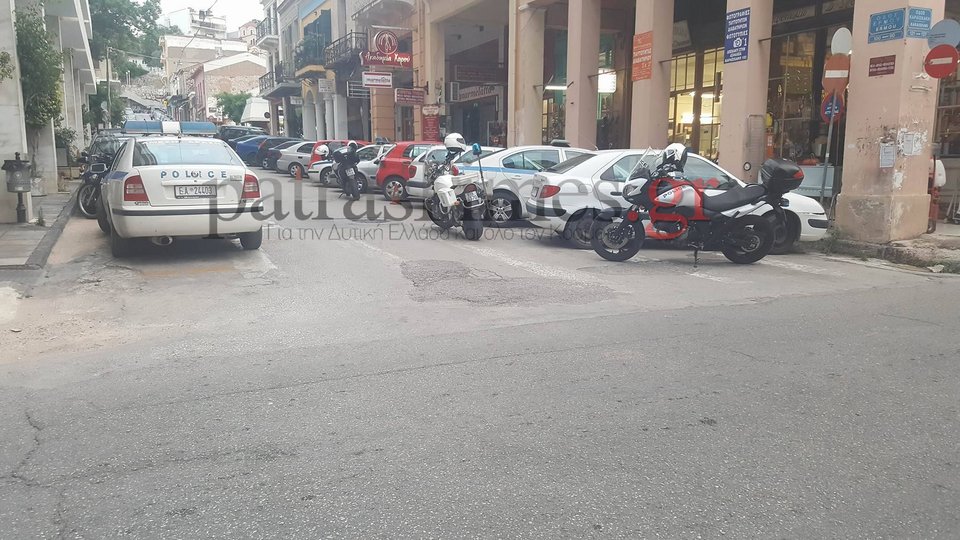 Πανικός στην Πάτρα: Πεζός κράδαινε μαχαίρι στο κέντρο της πόλης  [εικόνες] | iefimerida.gr 0