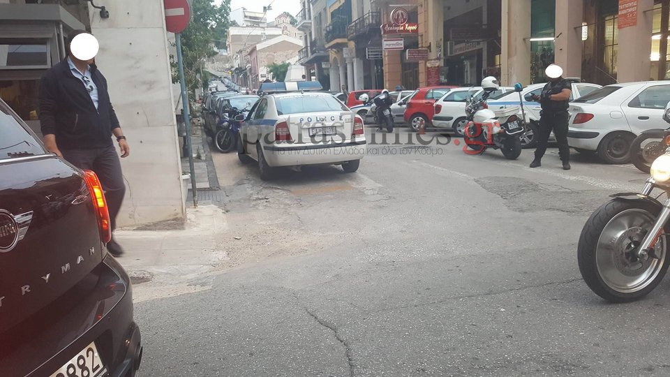 Πανικός στην Πάτρα: Πεζός κράδαινε μαχαίρι στο κέντρο της πόλης  [εικόνες] | iefimerida.gr 1