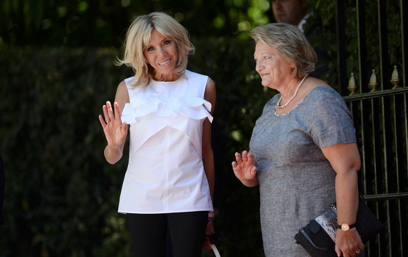 Η Μπριζίτ Μακρόν έφερε τα Louis Vuitton της στην Ελλάδα -Χαμογελαστή και σικάτη στο Προεδρικό Μέγαρο [εικόνες] | iefimerida.gr 3