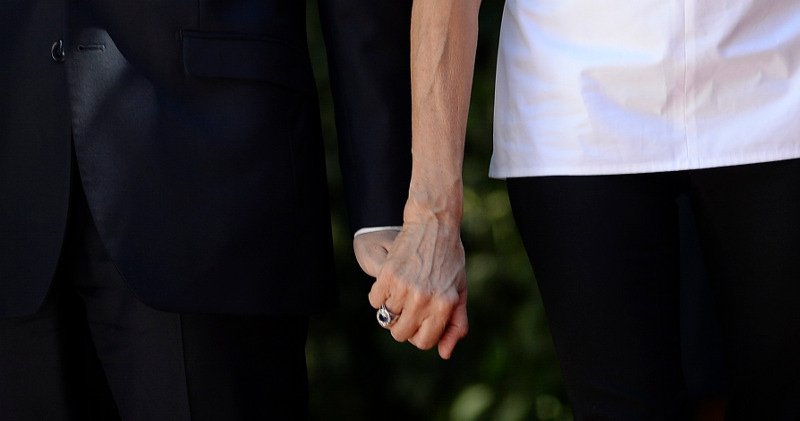 Η Μπριζίτ Μακρόν έφερε τα Louis Vuitton της στην Ελλάδα -Χαμογελαστή και σικάτη στο Προεδρικό Μέγαρο [εικόνες] | iefimerida.gr 8