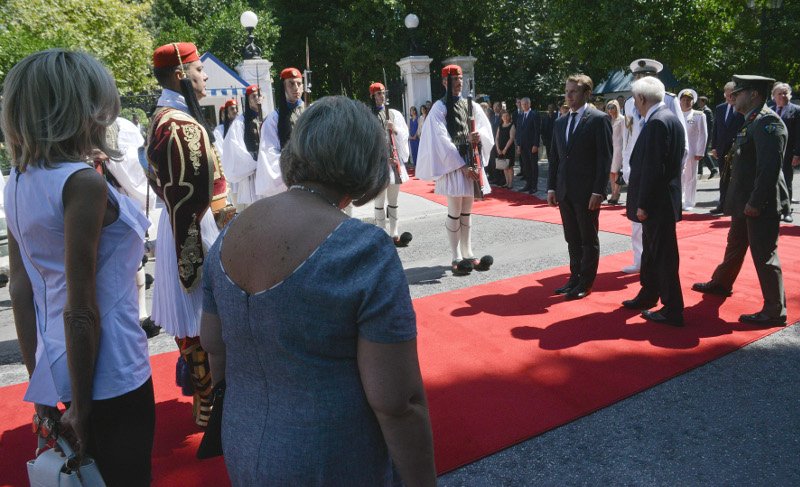 Η Μπριζίτ Μακρόν έφερε τα Louis Vuitton της στην Ελλάδα -Χαμογελαστή και σικάτη στο Προεδρικό Μέγαρο [εικόνες] | iefimerida.gr 0