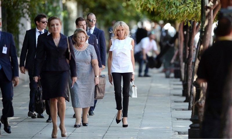 Η Μπριζίτ Μακρόν έφερε τα Louis Vuitton της στην Ελλάδα -Χαμογελαστή και σικάτη στο Προεδρικό Μέγαρο [εικόνες] | iefimerida.gr 4