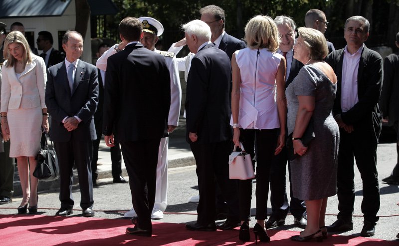 Η Μπριζίτ Μακρόν έφερε τα Louis Vuitton της στην Ελλάδα -Χαμογελαστή και σικάτη στο Προεδρικό Μέγαρο [εικόνες] | iefimerida.gr 5