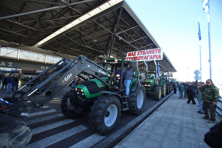 Θεσσαλονίκη: Με τα τρακτέρ τους οι αγρότες στο «Μακεδονία» [εικόνες] | iefimerida.gr 0