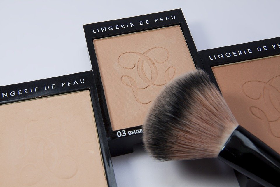 Contouring, λάθος κονσίλερ και μαλλιά κάτω: Τα λάθη ομορφιάς που σας βάζουν χρόνια [εικόνες] | iefimerida.gr 0