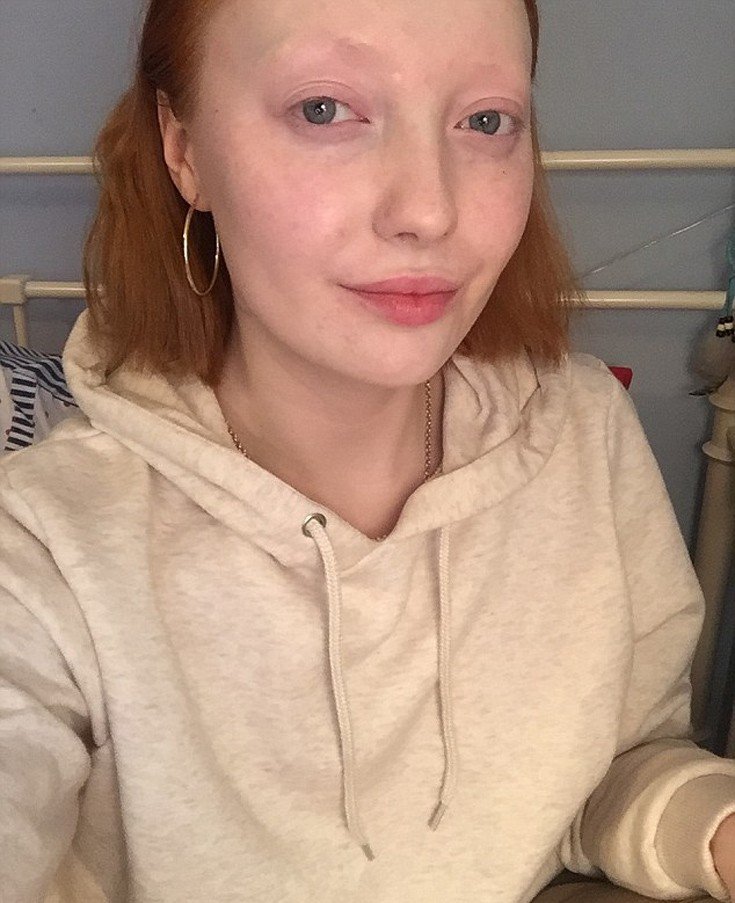 Η παντοδυναμία του μακιγιάζ σε μια φωτογραφία -Βάφτηκε απλά και έγινε σαν την Τζολί [εικόνες] | iefimerida.gr 3