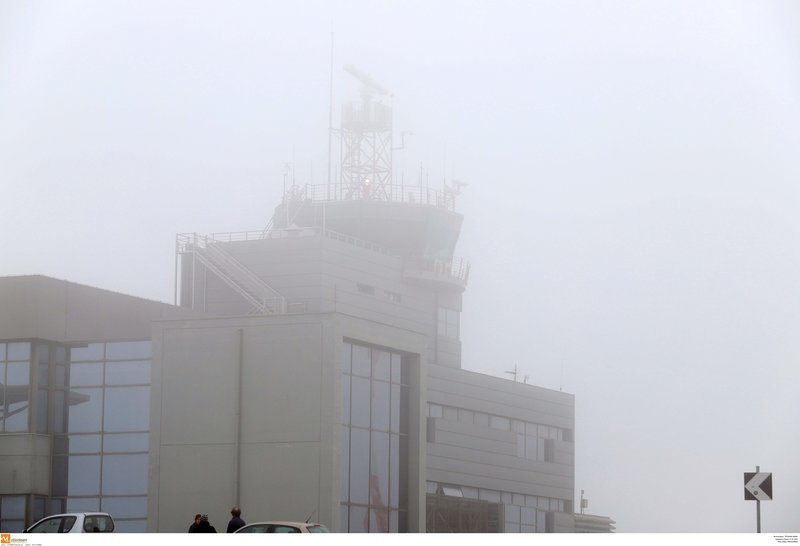 Αεροπλάνα και κτίρια χάνονται μέσα στην ομίχλη, στο αεροδρόμιο «Μακεδονία» [εικόνες] | iefimerida.gr 9