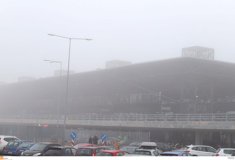 Αεροπλάνα και κτίρια χάνονται μέσα στην ομίχλη, στο αεροδρόμιο «Μακεδονία» [εικόνες] | iefimerida.gr 0