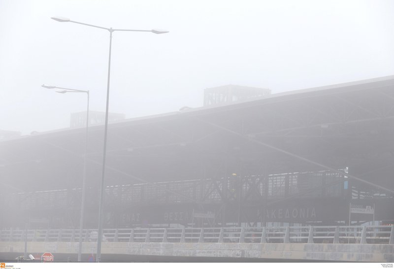 Αεροπλάνα και κτίρια χάνονται μέσα στην ομίχλη, στο αεροδρόμιο «Μακεδονία» [εικόνες] | iefimerida.gr 1