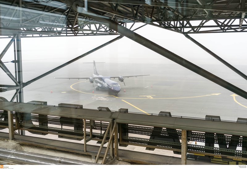 Αεροπλάνα και κτίρια χάνονται μέσα στην ομίχλη, στο αεροδρόμιο «Μακεδονία» [εικόνες] | iefimerida.gr 7