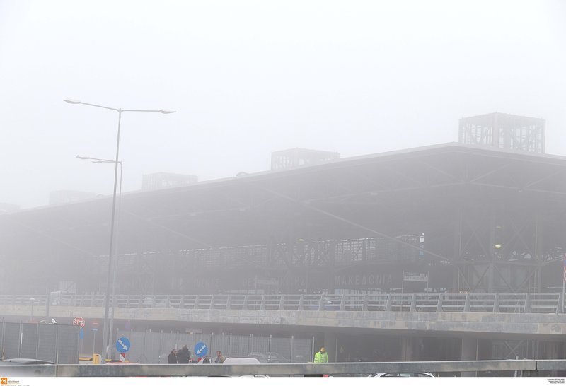 Αεροπλάνα και κτίρια χάνονται μέσα στην ομίχλη, στο αεροδρόμιο «Μακεδονία» [εικόνες] | iefimerida.gr 8