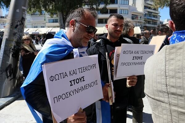 Με πλακάτ υποδέχτηκαν τον Σπίρτζη στο Ηράκλειο -«Φωτιά και τσεκούρι στους προσκυνημένους» [εικόνες] | iefimerida.gr 2