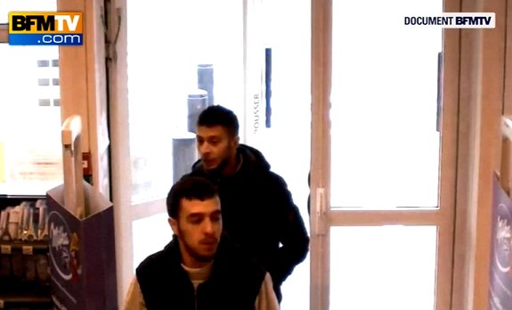 Ανετος, με τα χέρια στις τσέπες και ακάλυπτο πρόσωπο κυκλοφορούσε ο μακελάρης του Παρισιού λίγο μετά τις επιθέσεις [εικόνες] | iefimerida.gr 2