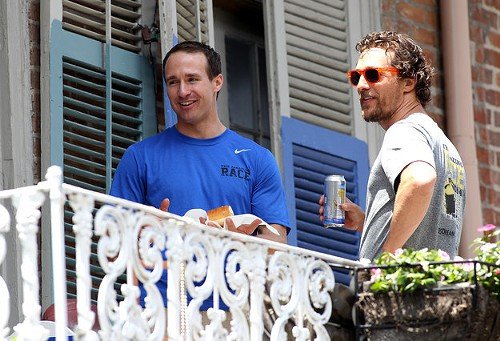 Στο μπαλκόνι με τον πιο σέξι άντρα του πλανήτη -Οταν ο Μπραντ Πιτ κάνει παιχνίδια με τον Μακόναχι [εικόνες&βίντεο] | iefimerida.gr 1