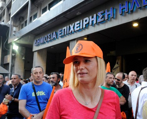 Η Ραχήλ Μακρή σε πορεία για τη ΔΕΗ με καπελάκι τζόκεϊ της ΓΕΝΟΠ και πανάκριβη τσάντα Louis Vuitton [εικόνες] | iefimerida.gr 0