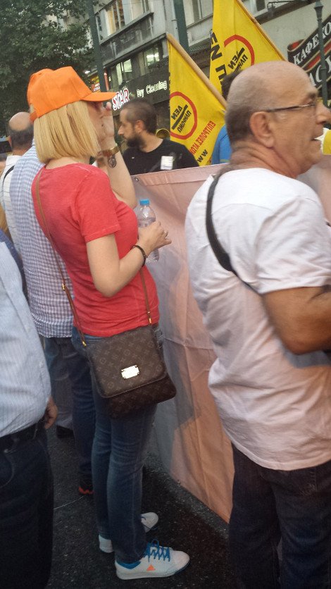 Η Ραχήλ Μακρή σε πορεία για τη ΔΕΗ με καπελάκι τζόκεϊ της ΓΕΝΟΠ και πανάκριβη τσάντα Louis Vuitton [εικόνες] | iefimerida.gr 4