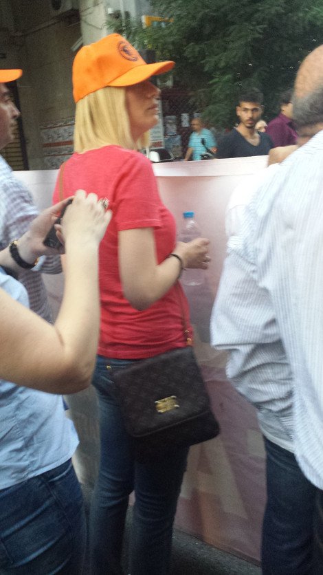 Η Ραχήλ Μακρή σε πορεία για τη ΔΕΗ με καπελάκι τζόκεϊ της ΓΕΝΟΠ και πανάκριβη τσάντα Louis Vuitton [εικόνες] | iefimerida.gr 5