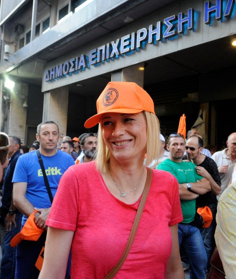 Η Ραχήλ Μακρή σε πορεία για τη ΔΕΗ με καπελάκι τζόκεϊ της ΓΕΝΟΠ και πανάκριβη τσάντα Louis Vuitton [εικόνες] | iefimerida.gr 1