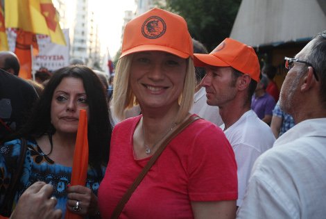 Η Ραχήλ Μακρή σε πορεία για τη ΔΕΗ με καπελάκι τζόκεϊ της ΓΕΝΟΠ και πανάκριβη τσάντα Louis Vuitton [εικόνες] | iefimerida.gr 2