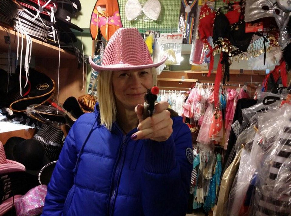 Η Ραχήλ Μακρή ντυμένη καουμπόισσα, με το όπλο στο χέρι... απειλεί [εικόνα] | iefimerida.gr 1