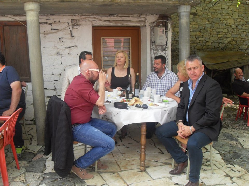 Η Ραχήλ Mακρή σε ποντιακό γλέντι γάμου χορεύει πάνω σε κόκκινη πλαστική καρέκλα [βίντεο] | iefimerida.gr 0