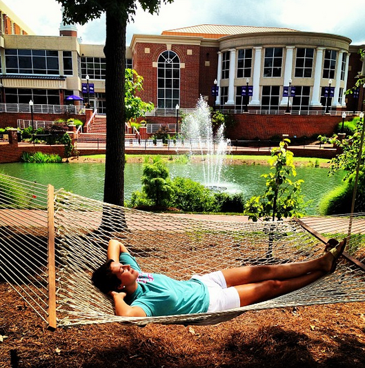 Το Κολέγιο- παράδεισος για κάθε φοιτητή -Πισίνες, τζακούζι και μασάζ ανάμεσα στα μαθήματα [εικόνες] | iefimerida.gr 1