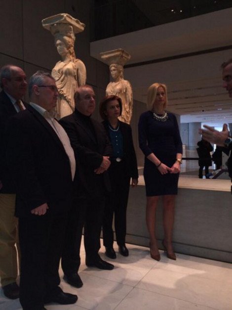 Η Ραχήλ Μακρή πήγε «εκδρομή» στο Μουσείο της Ακρόπολης -Οι πόζες με τα ψηλοτάκουνα και τα βαριά κοσμήματα δίπλα στην Καρυάτιδα [εικόνες] | iefimerida.gr 1