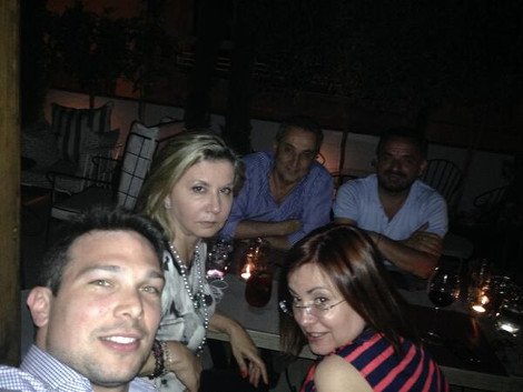 Υπουργός βγάζει selfie με τη Μαρία Σπυράκη σε μπαράκι [εικόνα] | iefimerida.gr 0