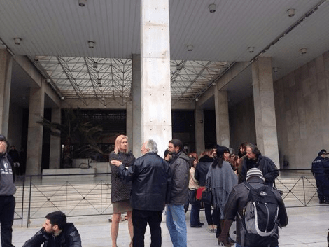 Παρούσα και η Ραχήλ Μακρή στη ΓΑΔΑ να υπερασπιστεί τους φοιτητές του ΣΥΡΙΖΑ [εικόνα] | iefimerida.gr 0