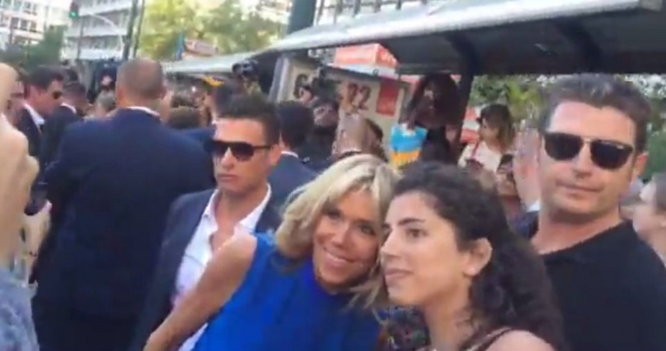 Η τελευταία έκπληξη των Μακρόν -Βόλτα σε Σύνταγμα-Ερμού, selfies και φιλιά με τον κόσμο! [εικόνες] | iefimerida.gr 12