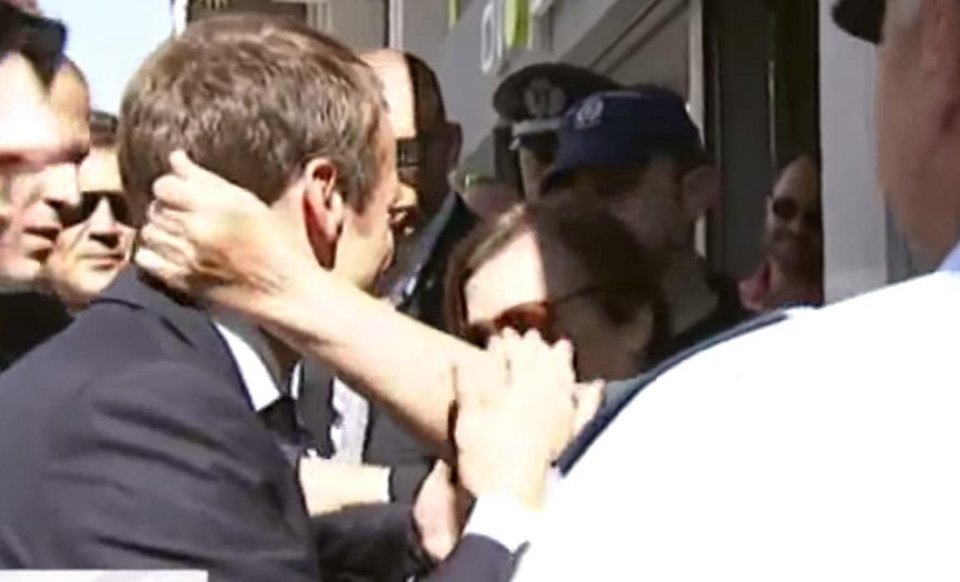 Επίθεση αγάπης! Η κυρία που... άρπαξε τον Μακρόν έξω από το Γαλλικό Ινστιτούτο! [εικόνα] | iefimerida.gr 0