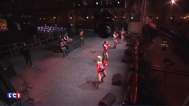 Ο Μακρόν γιόρτασε τη νίκη του με ημίγυμνες χορεύτριες -Σάλος με το θέαμα στο Λούβρο [εικόνες & βίντεο] | iefimerida.gr 0