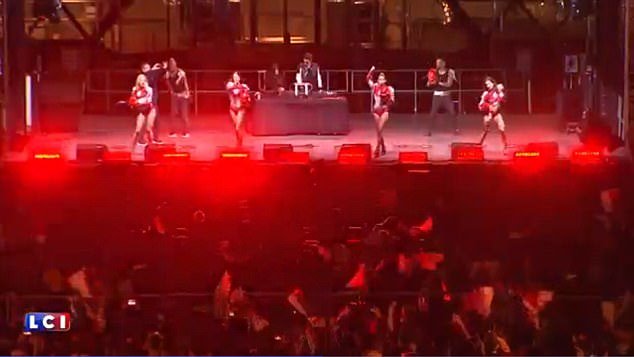 Ο Μακρόν γιόρτασε τη νίκη του με ημίγυμνες χορεύτριες -Σάλος με το θέαμα στο Λούβρο [εικόνες & βίντεο] | iefimerida.gr 3