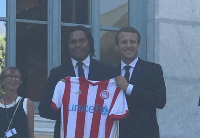 O Μακρόν ποζάρει με φανέλα του Ολυμπιακού στη Γαλλική Αρχαιολογική Σχολή [εικόνες] | iefimerida.gr 0