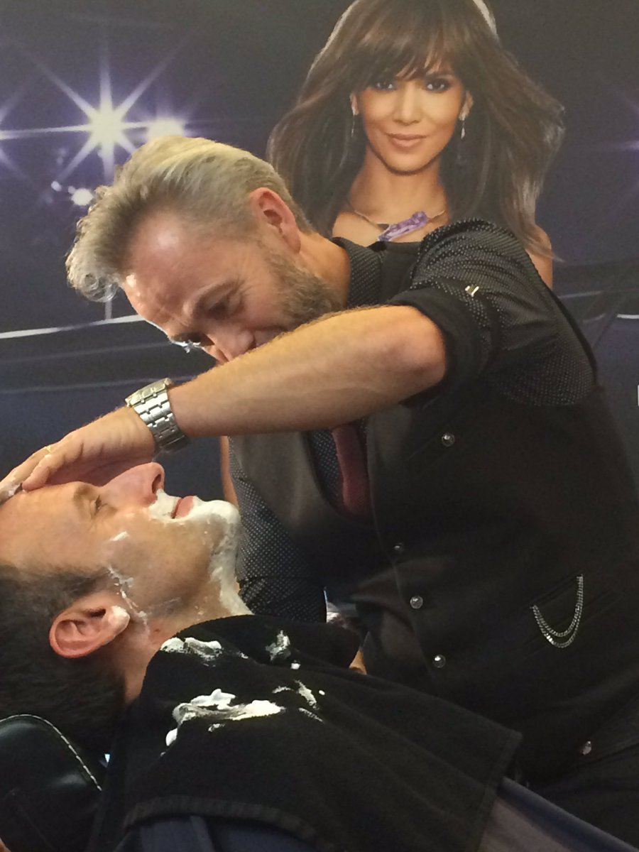 Ο Εμμανουέλ Μακρόν ξυρίζεται δημοσίως -Νέα κόλπα στην πολιτική [βίντεο] | iefimerida.gr 1