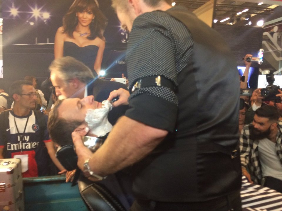 Ο Εμμανουέλ Μακρόν ξυρίζεται δημοσίως -Νέα κόλπα στην πολιτική [βίντεο] | iefimerida.gr 2