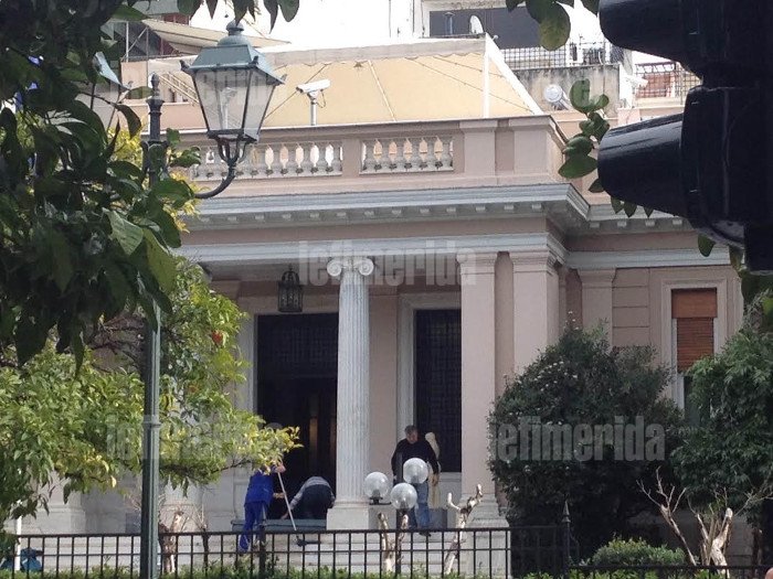 Φασίνα στο Μέγαρο Μαξίμου -Σκούπισαν, καθάρισαν και έστρωσαν το κόκκινο χαλί για τον Σουλτς [εικόνες] | iefimerida.gr 0