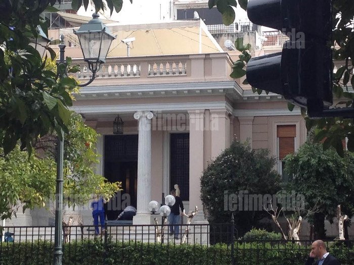 Φασίνα στο Μέγαρο Μαξίμου -Σκούπισαν, καθάρισαν και έστρωσαν το κόκκινο χαλί για τον Σουλτς [εικόνες] | iefimerida.gr 1