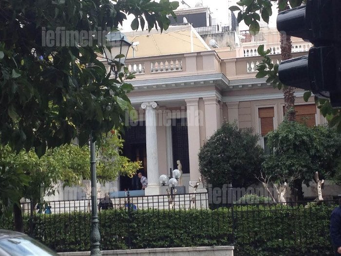 Φασίνα στο Μέγαρο Μαξίμου -Σκούπισαν, καθάρισαν και έστρωσαν το κόκκινο χαλί για τον Σουλτς [εικόνες] | iefimerida.gr 2