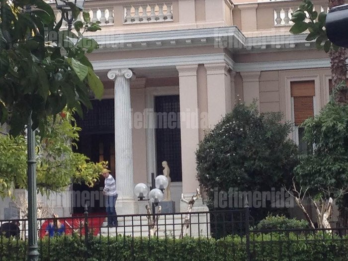 Φασίνα στο Μέγαρο Μαξίμου -Σκούπισαν, καθάρισαν και έστρωσαν το κόκκινο χαλί για τον Σουλτς [εικόνες] | iefimerida.gr 3