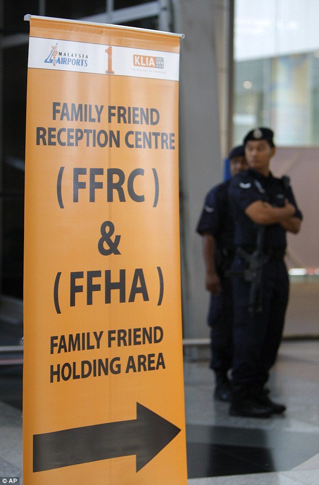 Οι τραγικές φιγούρες των συγγενών και φίλων των επιβατών της μοιραίας πτήσης της Malaysia Airlines [εικόνες] | iefimerida.gr 6