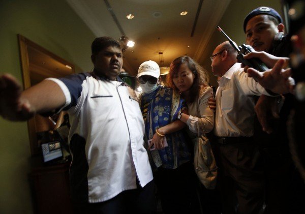 Αστυνομικοί χτύπησαν οργισμένη συγγενή επιβάτη της Malaysia Airlines -Προσπάθησε να μπει στη συνέντευξη Τύπου [εικόνες&βίντεο] | iefimerida.gr 2