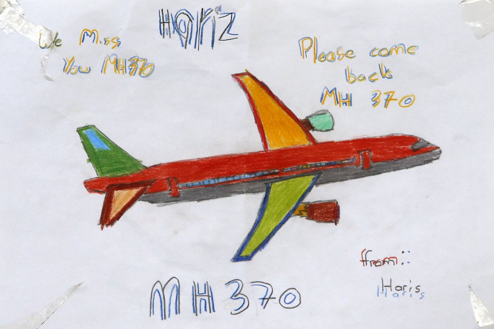 Οταν τα παιδιά δεν χάνουν την ελπίδα τους -Οι σπαρακτικές ζωγραφιές τους για το μοιραίο Boeing [εικόνες] | iefimerida.gr 4