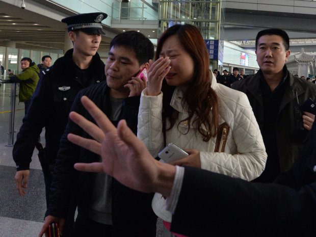 O πλανήτης κλαίει για τις 239 ψυχές που χάθηκαν με το εξαφανισμένο Boeing [εικόνες] | iefimerida.gr 5