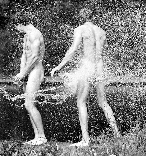 Οταν τα πλούσια κολεγιόπαιδα γδύνονται (πάντα για καλό σκοπό) [εικόνες] | iefimerida.gr 2