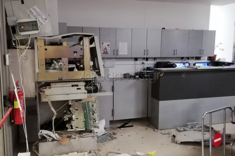 Zημιές υπέστη και ο εσωτερικός χώρος του σούπερ μάρκετ