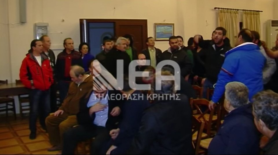 Νέο «μπλόκο» αγροτών σε εκδήλωση του ΣΥΡΙΖΑ στα Χανιά – Αποδοκίμασαν βουλευτές [εικόνες & βίντεο] | iefimerida.gr 2