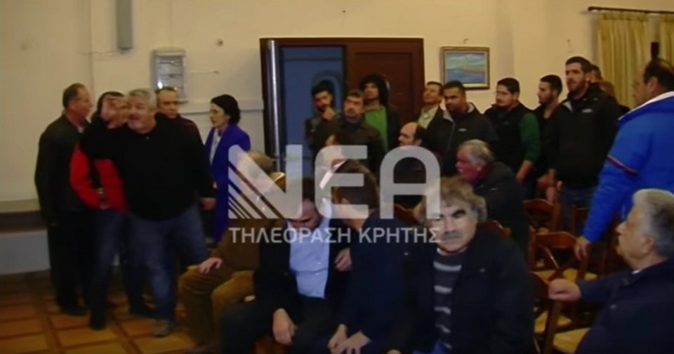 Νέο «μπλόκο» αγροτών σε εκδήλωση του ΣΥΡΙΖΑ στα Χανιά – Αποδοκίμασαν βουλευτές [εικόνες & βίντεο] | iefimerida.gr 0