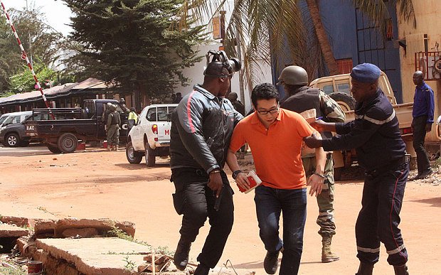 Εληξε η ομηρία στο ξενοδοχείο στο Μάλι μετά από επέμβαση - 27 νεκροί [εικόνες & βίντεο] | iefimerida.gr 5