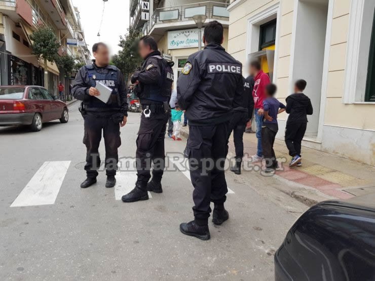 Τρελός καβγάς: Γυναίκες πιάστηκαν μαλλί με μαλλί σε κεντρική πλατεία της Λαμίας [εικόνες] | iefimerida.gr 0